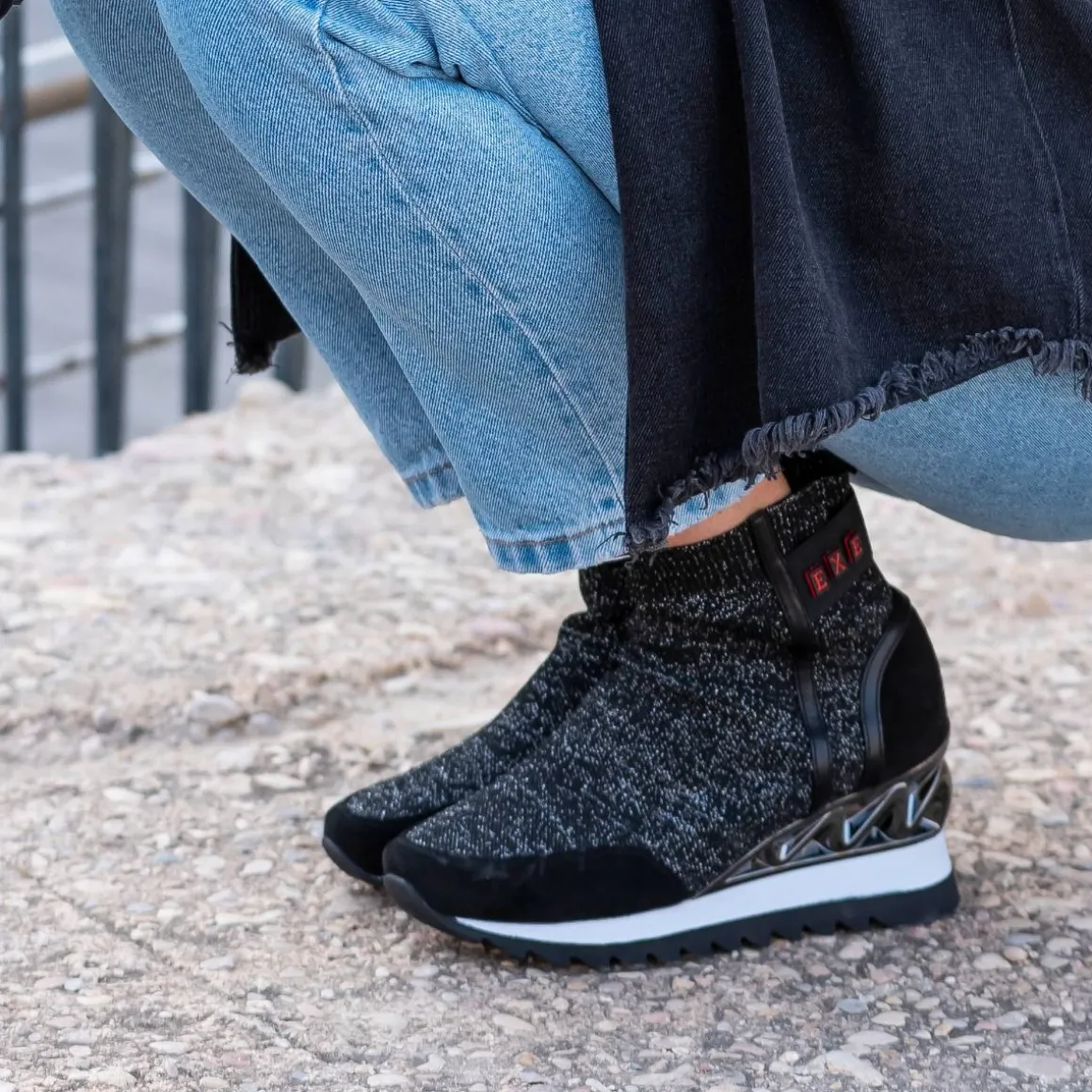 Bota Meia Com Cunha Y2327-H276 Em Preto Brilhante